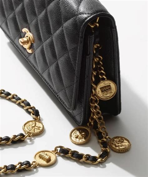 chanel collezione natale 2022|La pochette nera di Chanel per il Natale 2022.